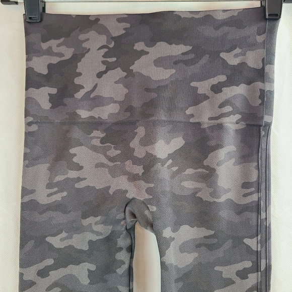 SPANX Cropped Look At Me Now Seamless Leggings Women's (S) Sage Camo - Picture 5 of 8